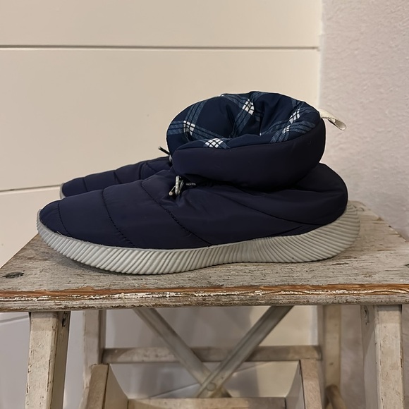 LANDS’ END BLUE PUFFER SLIP ON BOOTIE SLIPPER SIZE 8 - Picture 2 of 8